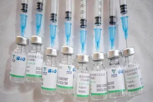 Các lọ vaccine của hãng dược Sinopharm (Trung Quốc). Ảnh: REUTERS