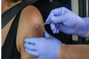 Nhân viên y tế tiêm vaccine ngưa COVID-19 cho người dân ở Mỹ. Ảnh: BLOOMBERG