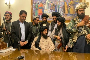 Các chiến binh Taliban giành quyền kiểm soát dinh tổng thống tại Kabul (Afghanistan). Ảnh: AP