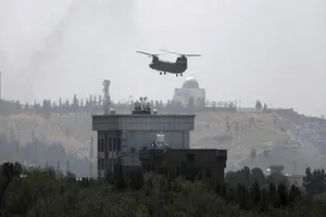 Máy bay trực thăng Mỹ đưa nhân viên Đại sứ quán đến sân bay Kabul. Ảnh: AP