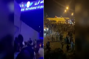 Khung cảnh hỗn loạn tại khu vực sân bay ở Kabul (Afghanistan). Ảnh: RT