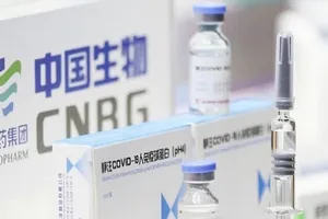 Vaccine ngừa COVID-19 của hãng dược Sinipharm (Trung Quốc) - một trong số những vaccine được WHO cấp phép sử dụng khẩn cấp. Ảnh: YICAI GLOBAL
