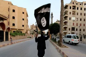 Chiến binh IS cầm cờ của tổ chức này. Ảnh: RT