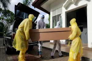 Nhân viên y tế vận chuyển thi thể nạn nhân COVID-19 tại Sri Lanka. Ảnh: REUTERS