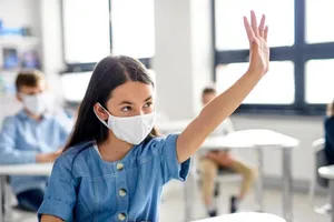 Trẻ em nên đeo khẩu trang khi đi học để giảm thiếu nguy cơ nhiễm bệnh. Ảnh: SHUTTERSTOCK