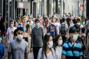 Người dân châu Âu đeo khẩu trang khi ra đường. Ảnh: AFP