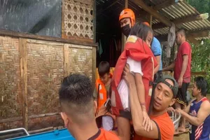 Cảnh sát biển Philippines sơ tán người dân khỏi khu vực bị lũ lụt. Ảnh: AFP