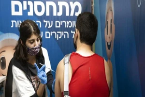 Nhân viên y tế tiêm liều vaccine ngừa COVID-19 thứ ba cho người dân ở Israel. Ảnh: AP