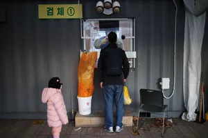 Nhân viên y tế xét nghiệm COVID-19 cho người dân tại Seoul, Hàn Quốc. Ảnh: REUTERS