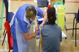 Nhân viên y tế Anh tiêm vaccine cho người dân. Ảnh: REUTERS