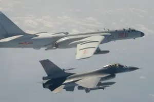 Oanh tạc cơ H-6 của Trung Quốc áp sát tiêm kích F-16 của Đài Loan hồi tháng 2. Ảnh: REUTERS