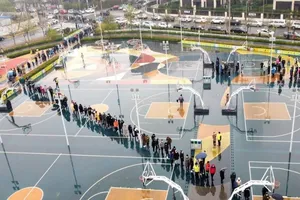 Người dân TP Thiên Tân, Trung Quốc xếp hàng xét nghiệm COVID-19. Ảnh: TÂN HOA XÃ