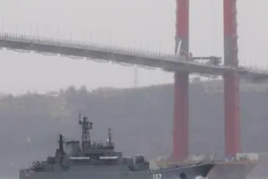 Tàu đổ bộ Minsk của Nga đi qua eo biển Dardanellia của Thổ Nhĩ Kỳ hôm 8-2. Ảnh: REUTERS