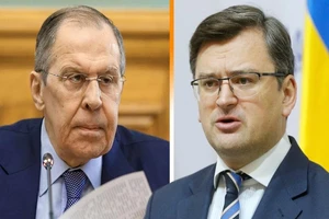Ngoại trưởng Nga Sergey Lavrov (trái) và người đồng cấp Ukraine Dmytro Kuleba. Ảnh: E PRIME FEED