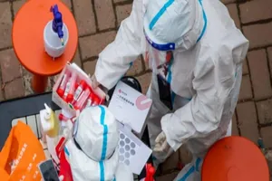 Nhân viên y tế chuẩn bị dụng cụ xét nghiệm. Ảnh: AFP