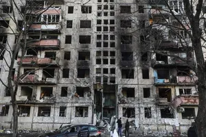 Chung cư ở Kiev (Ukraine) bị tàn phá trong chiến dịch quân sự của Nga. Ảnh: EPA