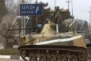 Lực lượng Nga tiến vào TP Kherson, Ukraine. Ảnh: TASS