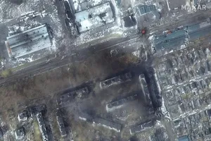Các tòa chung cư phía tây TP Mariupol bị cháy trong chiến dịch quân sự của Nga. Ảnh: MAXAR