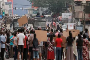 Người dân Sri Lanka biểu tình phản đối Tổng thống Gotabaya Rajapaksa hôm 3-4. Ảnh: REUTERS