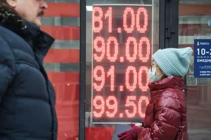 Người dân đi ngang văn phòng thu đổi ngoại tệ ở Moscow, Nga. Ảnh: AFP