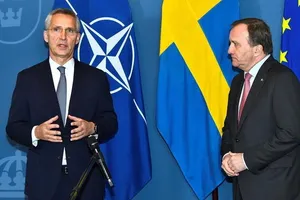 Tổng thư ký NATO Jens Stoltenberg (trái) và Thủ tướng Thụy Điển Stefan Lofven. Ảnh: REUTERS
