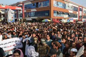 Người dân biểu tình phản đối các cuộc tấn công bằng tên lửa của Pakistan ở tỉnh Khost ngày 16-4. Ảnh: AFP