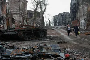 Cảnh đổ nát ở TP Mariupol, Ukraine hôm 22-4. Ảnh: REUTERS