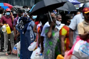 Người dân Sri Lanka xếp hàng mua năng lượng trong bối cảnh đất nước vỡ nợ. Ảnh: AFP