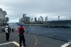 Tàu sân bay USS Sampson của Mỹ tại biển Hoa Đông hôm 12-4. Ảnh: US NAVY