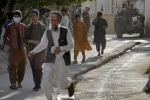 Các tín đồ Hồi giáo chạy khỏi địa điểm xảy ra vụ nổ. Ảnh: AP