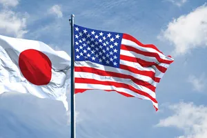 Quốc kỳ Nhật (trái) và Quốc kỳ Mỹ. Ảnh: REUTERS