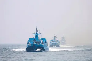 Các tàu chiến tham gia tập trận trên biển Hoa Đông. Ảnh: WEIBO