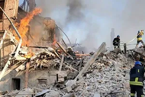 Cảnh đổ nát sau khi Nga thả bom vào một trường học ở làng Belohorivka, Luhansk. Ảnh: CNN