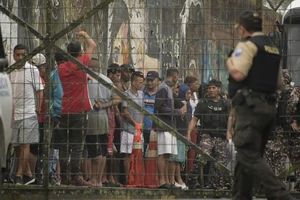 Các tù nhân bị bắt lại sau khi lợi dụng tình trạng hỗn loạn hôm 9-5 để bỏ trốn. Ảnh: AFP