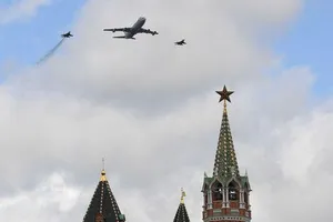 Máy bay "Điện Kremlin bay" (giữa) cùng 2 tiêm kích MiG-29 bay qua Quảng trường Đỏ trong đợt diễn tập ngày 4-5 chuẩn bị cho buổi diễu binh kỷ niệm ngày chiến thắng 9-5. Ảnh: AFP