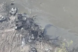 Một số khí tài quân sự Nga đã bị phá hủy dọc hai bờ sông Siversky Donets, Donbas, miền Đông Ukraine. Ảnh: AP