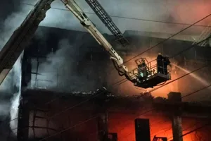 Ít nhất 27 người đã thiệt mạng trong vụ cháy hôm 13-5 ở New Delhi, Ấn Độ. Ảnh: AP