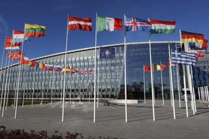 Quốc kỳ các nước thành viên NATO bên ngoài trụ sở của khối ở Brussels (Bỉ). Ảnh: AP