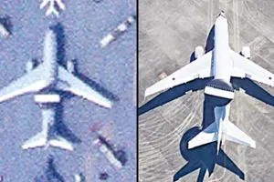 Mô hình ở Tân Cương được chụp qua ảnh vệ tinh (trái) và máy bay E-767 của Lực lượng Phòng vệ Trên không Nhật. Ảnh: PLANET LABS/GOOGLE EARTH