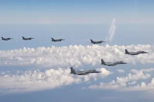 Các tiêm kích Mỹ-Nhật diễn tập hợp đồng trên biển Nhật Bản ngày 25-5. Ảnh: AP