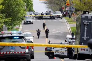 Cảnh sát TP Toronto (Canada) phong tỏa hiện trường nơi bắn chết người đàn ông mang súng. Ảnh: REUTERS