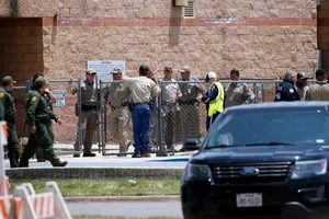 Lực lượng chức năng tập trung bên ngoài trường tiểu học Robb (bang Texas, Mỹ) sau vụ xả súng kinh hoàng hôm 24-5. Ảnh: AFP