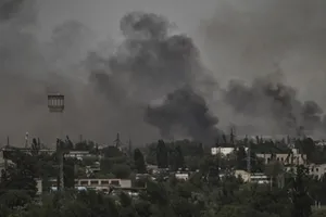 TP Severodonetsk, tỉnh Luhansk, miền đông Ukraine chìm trong khói đen từ các cuộc giao tranh giữ lực lượng Kiev và Moscow. Ảnh: AFP