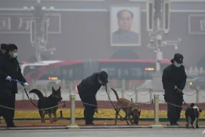 Công an TQ dắt theo cảnh khuyển đi tuần bên ngoài quảng trường Thiên An Môn ở thủ đô Bắc Kinh. Ảnh: AFP