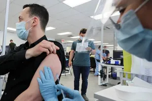 Người đàn ông đang được tiêm vaccine đậu mùa khỉ tại một phòng khám ở TP Montreal (bang Quebec, Canada). Ảnh: REUTERS