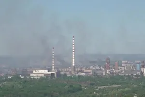 Khói đen bao trùm nhà máy hóa chất Azot ở TP Severodonetsk, tỉnh Luhansk, miền đông Ukraine. Ảnh: HANDOUT