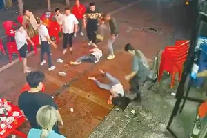 Nhóm thanh niên tấn công cô gái tại Trung Quốc. Ảnh: WEIBO