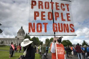 Một người tham gia biểu tình kêu gọi giới lập pháp Mỹ thông qua đạo luật kiểm soát súng. Ảnh: AP