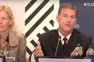 Bà Alice Guitton - Tổng Vụ trưởng quan hệ quốc tế và chiến lược Bộ Quân đội Pháp (trái) và ông John Aquilino - Tư lệnh Bộ chỉ huy AĐD-TBD của Mỹ. Ảnh chụp màn hình từ IISS