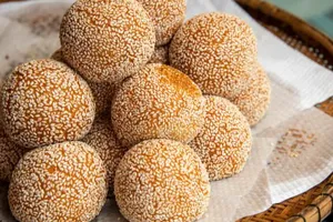 Bánh cam đã gắn liền với tuổi thơ nhiều thế hệ người Việt Nam. Ảnh: GETTY IMAGES